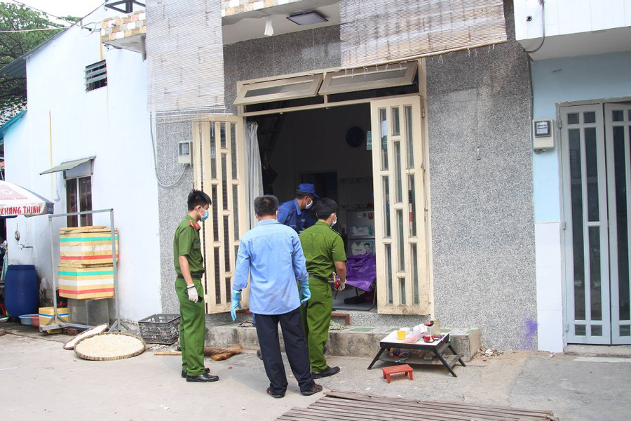 Công an khám nghiệm hiện trường.