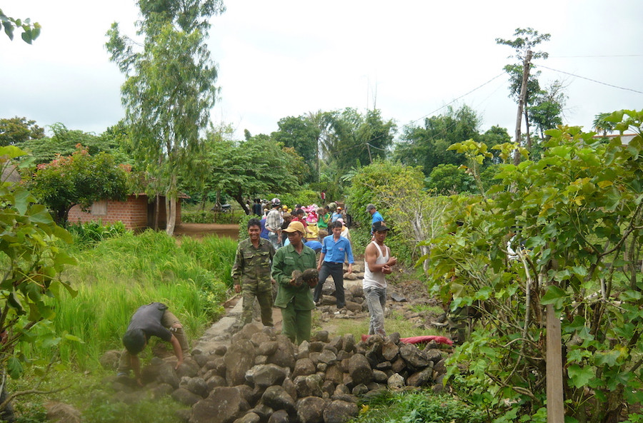 Lực lượng đoàn viên, thanh niên ra quân sửa chữa tuyến đường giao thông nông thôn nhằm giúp người dân đi lại thuận lợi và an toàn. Ảnh: Mộc Trà