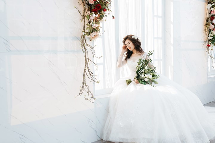 Trước thềm đêm chung kết, hai thí sinh Bùi Thanh Hằng và Chu Thị Minh Trang đã thực hiện bộ ảnh trong chiếc váy cưới trắng muốt.