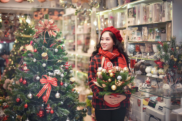 Cô chọn cho mình sắc đỏ ấm ấp khi ra ngoài dạo chơi.