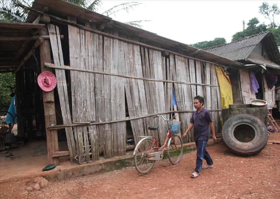 Ông Hồ Văn Dũng (thôn Vực Leng) nộp cho cán bộ Dũng 2,5 triệu đồng với mơ ước có ngôi nhà hộ nghèo. Tiền nộp từ lâu, lãi ngập đầu mới phát hiện bị lừa. Ông Hồ Văn Dũng (thôn Vực Leng) nộp cho cán bộ Dũng 2,5 triệu đồng với mơ ước có ngôi nhà hộ nghèo. Tiền nộp từ lâu, lãi ngập đầu mới phát hiện bị lừa.