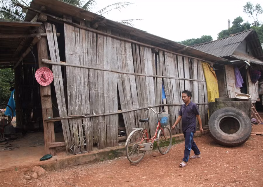 Ông Hồ Văn Dũng (thôn Vực Leng) nộp cho cán bộ Dũng 2,5 triệu đồng với mơ ước có ngôi nhà hộ nghèo. Tiền nộp từ lâu, lãi ngập đầu mới phát hiện bị lừa.