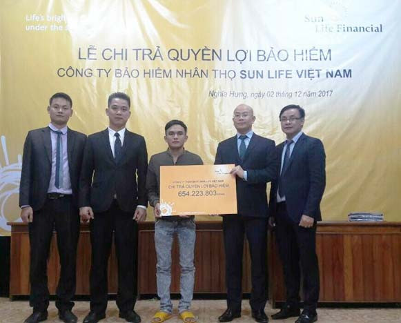 Đại diện Sun Life Việt Nam trao tấm séc chi trả quyền lợi cho khách hàng tại Chư Pah, Gia Lai. Đại diện Sun Life Việt Nam trao tấm séc chi trả quyền lợi cho khách hàng tại Chư Pah, Gia Lai.