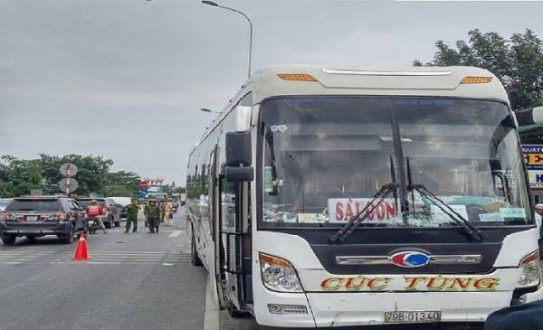 Xe khách lấn đường tông 3 xe máy, hai mẹ con tử vong