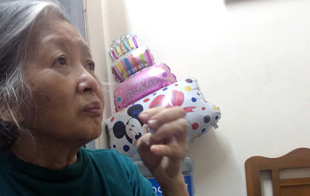 Vợ ông Lạc bật khóc: "Chỉ mong trước khi chết ông nhà tôi được ghi nhận, khen thưởng nhưng ông ấy mất rồi..." Vợ ông Lạc bật khóc: