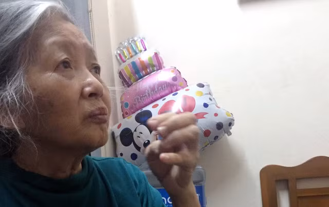 Vợ ông Lạc bật khóc: 