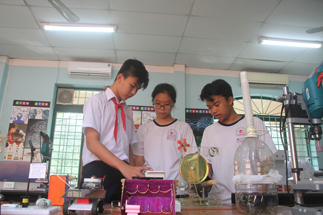 Nhóm học sinh nghiên cứu trong phòng thí nghiệm của Trường THCS Lê Quý Đôn