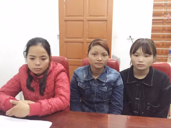 Moong Thị Liên (ở giữa) tại cơ quan công an.