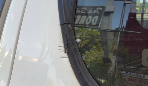 Cửa kính ô tô bị trầy xước, rách viền cửa. Cửa kính ô tô bị trầy xước, rách viền cửa.