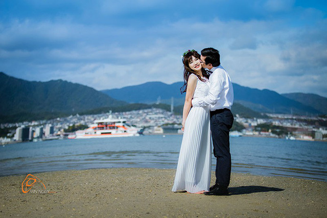 Nhiếp ảnh gia MinNguy chia sẻ về ý tưởng của bộ ảnh: “Khi lắng nghe câu chuyện tình yêu của Đăng Kha và Nhung mình đã góp ý về việc chụp cùng cây đàn như một nhân chứng cho tình yêu đôi lứa. Và họ có những khoảnh khắc vô cùng tự nhiên, chân thực”.