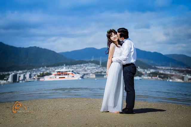 Nhiếp ảnh gia MinNguy chia sẻ về ý tưởng của bộ ảnh: “Khi lắng nghe câu chuyện tình yêu của Đăng Kha và Nhung mình đã góp ý về việc chụp cùng cây đàn như một nhân chứng cho tình yêu đôi lứa. Và họ có những khoảnh khắc vô cùng tự nhiên, chân thực”.