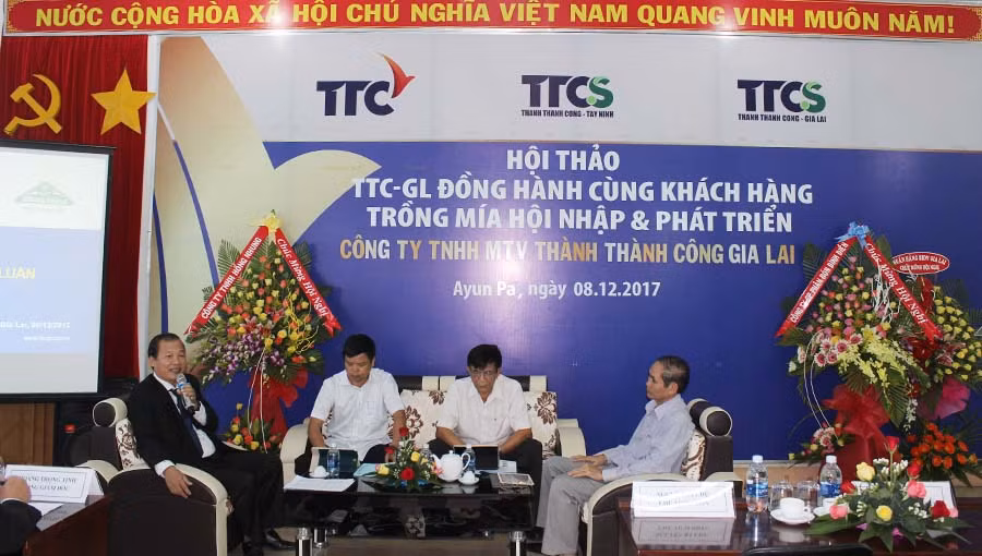  Lãnh đạo các sở, Công ty và địa phương tọa đàm trao đổi với người trồng mía. Ảnh: N.D