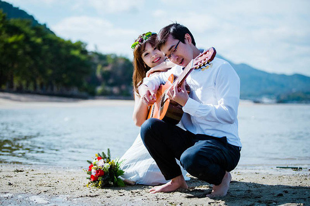  Theo lời chia sẻ của cô gái Võ Nhung thì tình yêu của họ gắn liền với cây đàn, với âm nhạc nên khi chụp ảnh cưới họ quyết định sẽ chụp chung cùng cây đàn.