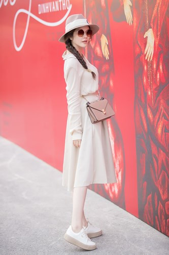 Lý Nhã Kỳ tâm sự cô rất yêu tà áo dài, trang phục dân tộc của Việt Nam, và từng mặc của rất nhiều nhà thiết kế áo dài. 