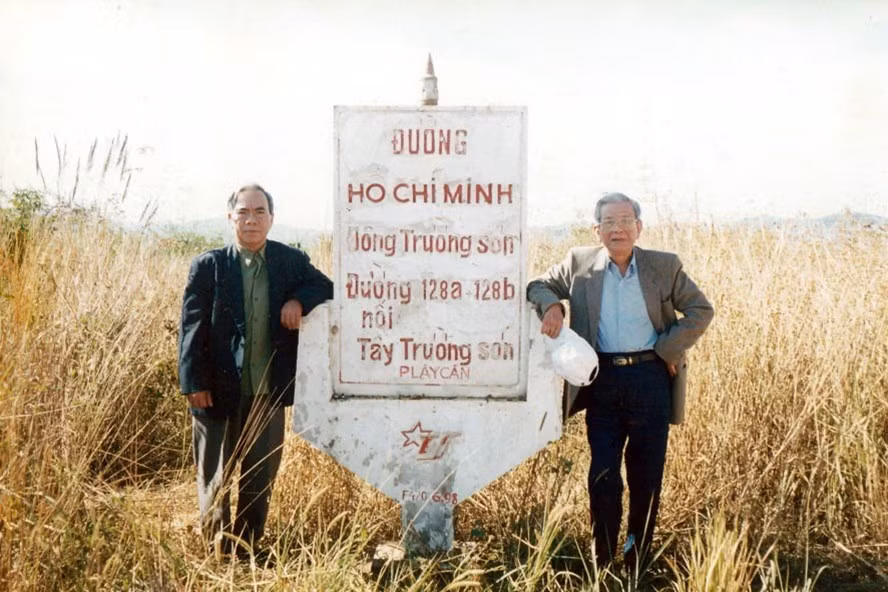 Ông Sô Lây Tăng với cố nhà báo Hữu Thọ tại biên giới Việt - Lào (ảnh trái).