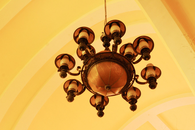 Ngoài các bức phù điêu được gắn trên các mảng tường, khách tham quan còn được dịp quan sát những khung cửa sổ nhiều màu sắc, các vật dụng trang trí được một xưởng ở Pháp chế tạo.