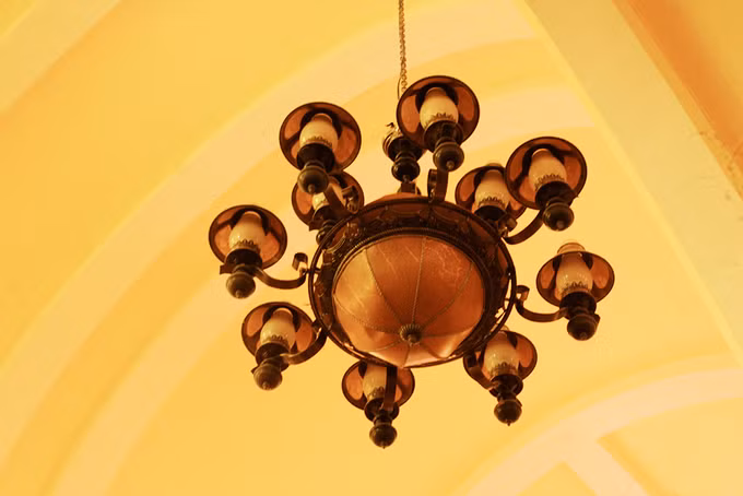 Ngoài các bức phù điêu được gắn trên các mảng tường, khách tham quan còn được dịp quan sát những khung cửa sổ nhiều màu sắc, các vật dụng trang trí được một xưởng ở Pháp chế tạo.