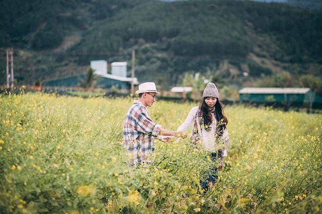 Trần Thị Kim Ngân (sinh năm 1994) và Vũ Thanh Cảnh (sinh năm 1993) gặp rồi quen nhau khi cả hai cùng học Cao đẳng Dược ở TP HCM. Khi đó, Kim Ngân nhìn thấy biển số xe của anh bạn chung lớp vội gọi to “Ấy là người Đồng Nai à?”. Và họ quen nhau từ đó.