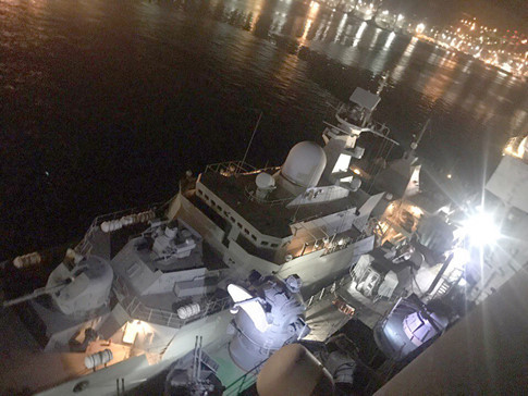 Ảnh chụp chiến hạm Gepard 3.9 thứ 4, số hiệu tạm 487 của Việt Nam tại cảng Novorossiysk, Nga vào ban đêm, tháng 8-2017