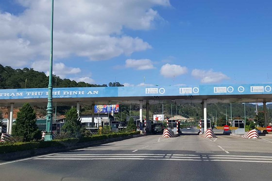 Trạm thu phí Định An trên tuyến cao tốc Liên Khương - Prenn. Trạm thu phí Định An trên tuyến cao tốc Liên Khương - Prenn.