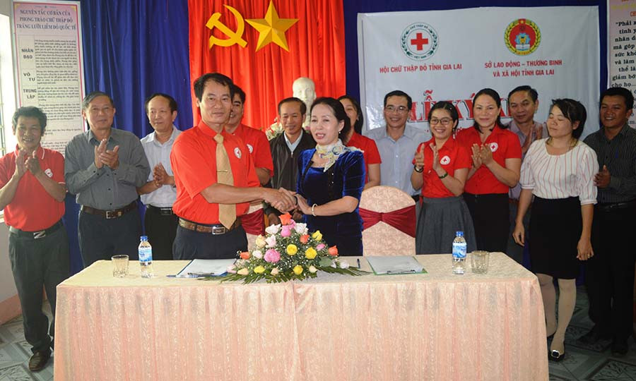  Hai đơn vị ký kết chương trình phối hợp trong công tác nhân đạo. Ảnh: Đ.Y