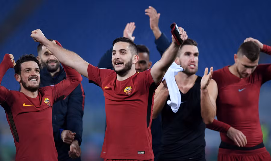 Các cầu thủ Roma ăn mừng sau khi đoạt vé đi tiếp. Ảnh: REUTERS