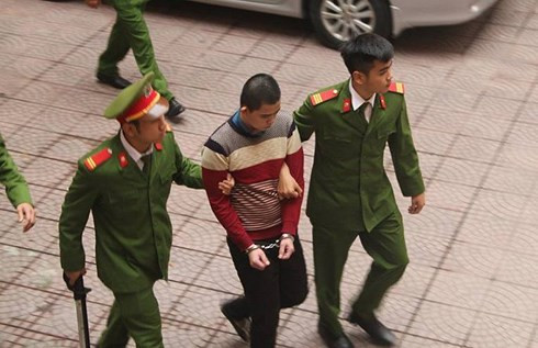 Bị cáo Dương bị áp giải đi sau phiên xử.