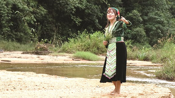 Cô giáo trẻ Thào Mai Lan ca hát giữa núi rừng