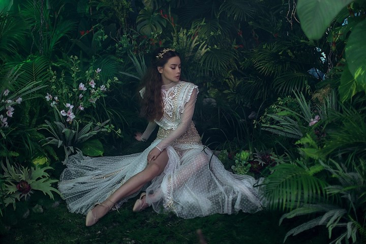 Những thiết kế mà nữ ca sĩ diện rất đa dạng về kiểu dáng, từ đầm đuôi cá, xếp tầng, hở vai,...nhưng đều có điểm chung là tôn dáng với những đường cắt táo bạo mà vẫn thể hiện sự tinh tế. 