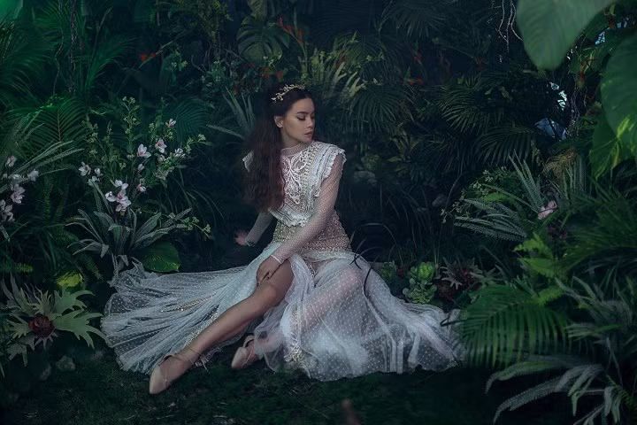 Những thiết kế mà nữ ca sĩ diện rất đa dạng về kiểu dáng, từ đầm đuôi cá, xếp tầng, hở vai,...nhưng đều có điểm chung là tôn dáng với những đường cắt táo bạo mà vẫn thể hiện sự tinh tế. 