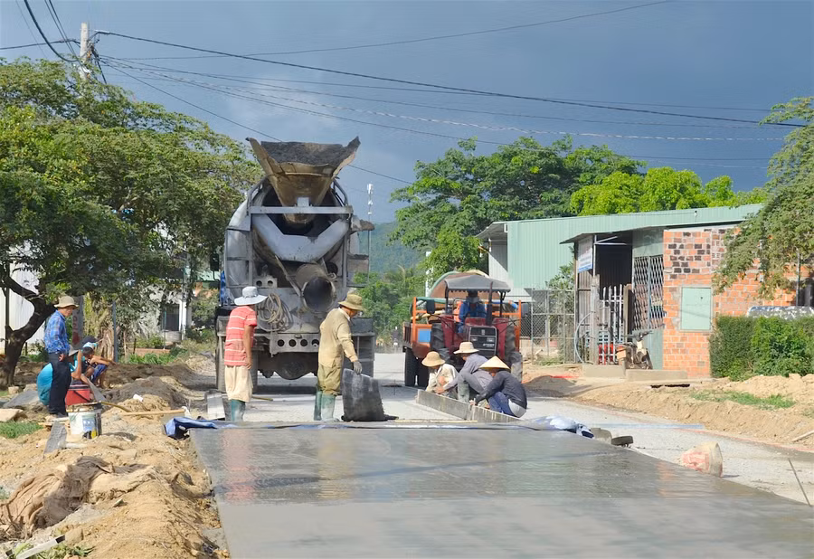 Xây dựng các tuyến đường giao thông nội thị. Ảnh: Hồng Thi