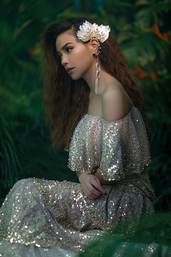 Sau thành công vang dội khi ra mắt BST She's A Goddess, mới đây NTK Chung Thanh Phong đã hé lộ những hình ảnh mới nhất của nữ thần Hồ Ngọc Hà trong các thiết kế của mình. 