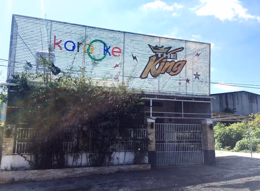  Có khoảng 30 em học sinh và thanh niên tham gia buổi tiệc sinh nhật. Ảnh: Văn Ngọc