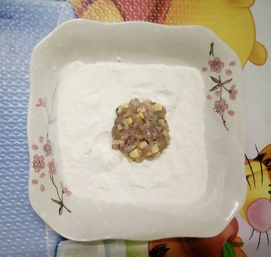 Chuẩn bị vo viên chả cho vào chảo dầu