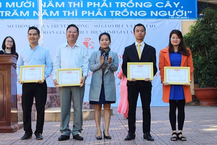  Ban tổ chức khen thưởng những đơn vị tích cực tham gia cuộc thi trong suốt 30 năm qua. Ảnh: Nguyễn Giang