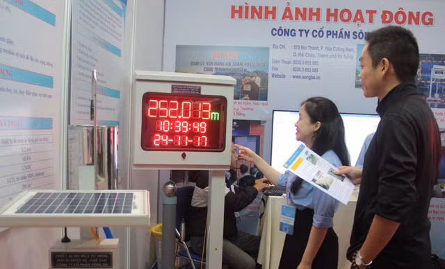 Sản phẩm đo mực nước hồ của các kỹ sư Công ty cổ phần Sông Ba - chủ đầu tư hồ thủy điện Krông H’Năng.