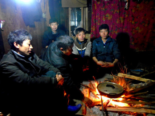 Mọi người đang ngồi quây quần bên bếp lửa ngày đông