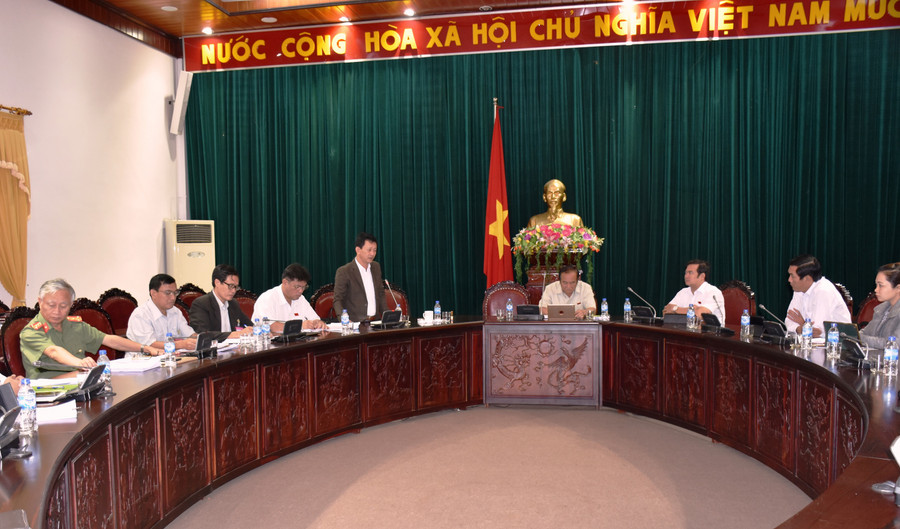 Sôi nổi phiên thảo luận tổ. Ảnh: Minh Dung