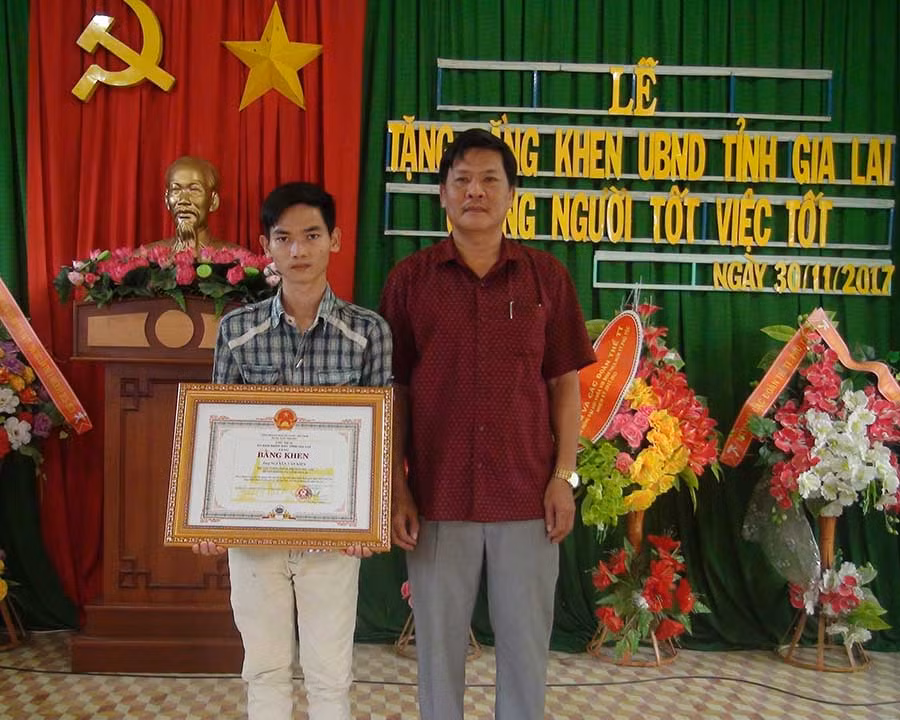  Phó Chủ tịch UBND huyện Krông Pa Tạ Chí Khanh trao bằng khen của Chủ tịch UBND tỉnh cho em Nguyễn Văn Kiên. Ảnh: Ngọc Sang