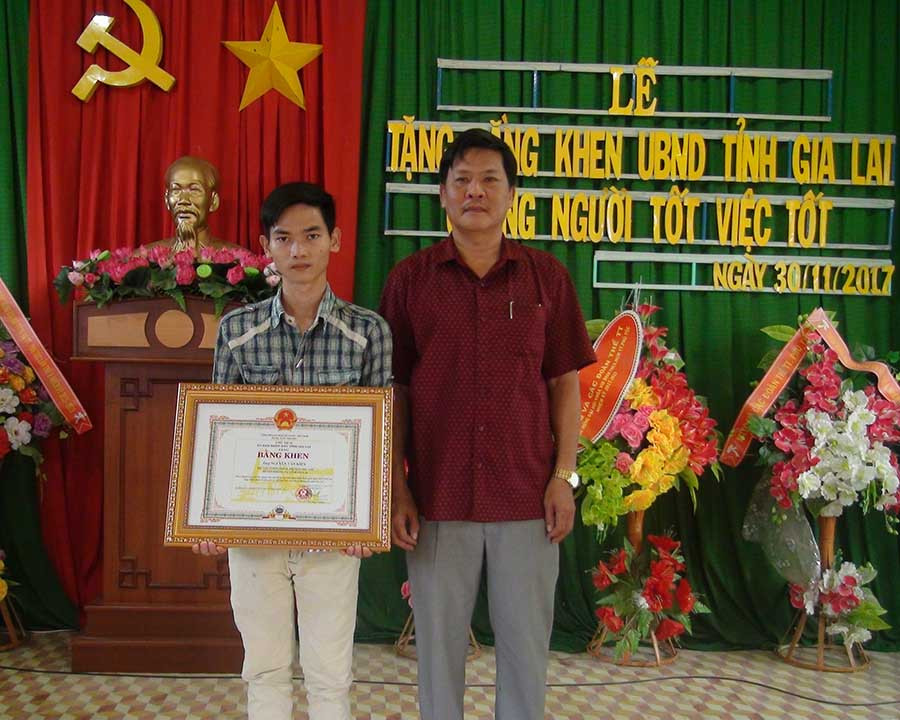 Phó Chủ tịch UBND huyện Krông Pa Tạ Chí Khanh trao bằng khen của Chủ tịch UBND tỉnh cho anh Nguyễn Văn Kiên. Ảnh: Ngọc Sang  Phó Chủ tịch UBND huyện Krông Pa Tạ Chí Khanh trao bằng khen của Chủ tịch UBND tỉnh cho em Nguyễn Văn Kiên. Ảnh: Ngọc Sang