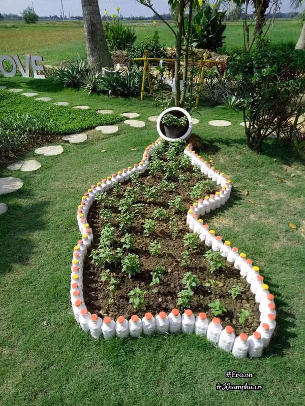 Khu vườn thơ mộng bên đồng lúa xanh ngát xanh do Cường tự tay thiết kế.