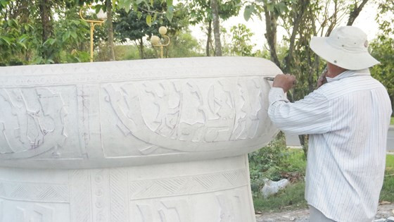 Chế tác trống đồng đá ở Bửu Long.