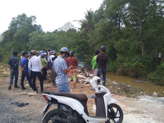 Lực lượng công an đang khám nghiệm hiện trường.