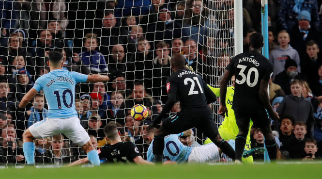 Otamendi ghi bàn gỡ hòa 1-1 cho M.C. Ảnh: REUTERS