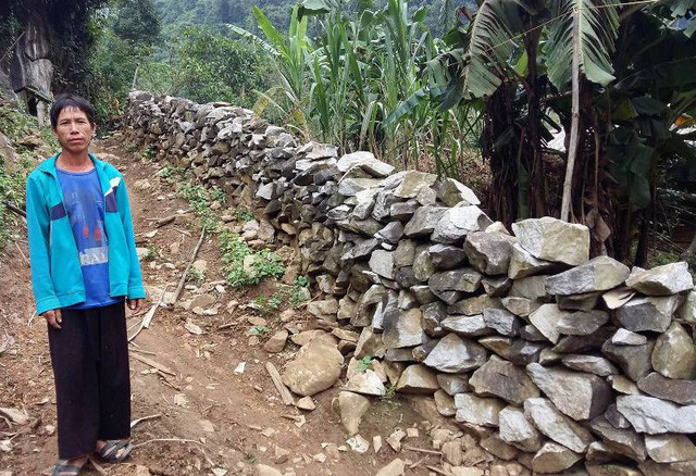 Những viên đá thô ráp, gồ ghề, tưởng chừng như vô tri, vô giác đã được bàn tay tài hoa của bà con lựa chọn, sắp xếp lại một cách khéo léo để tạo thành những hàng rào đá liền nhau, cứng cáp, vững chắc.