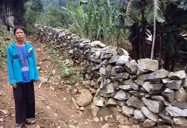 Những viên đá thô ráp, gồ ghề, tưởng chừng như vô tri, vô giác đã được bàn tay tài hoa của bà con lựa chọn, sắp xếp lại một cách khéo léo để tạo thành những hàng rào đá liền nhau, cứng cáp, vững chắc.