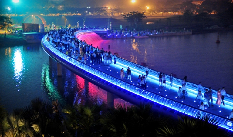 Cầu Ánh Sao nằm ở khu đô thị quận 7 - Phú Mỹ Hưng. Cầu Ánh Sao nằm ở khu đô thị quận 7 - Phú Mỹ Hưng.