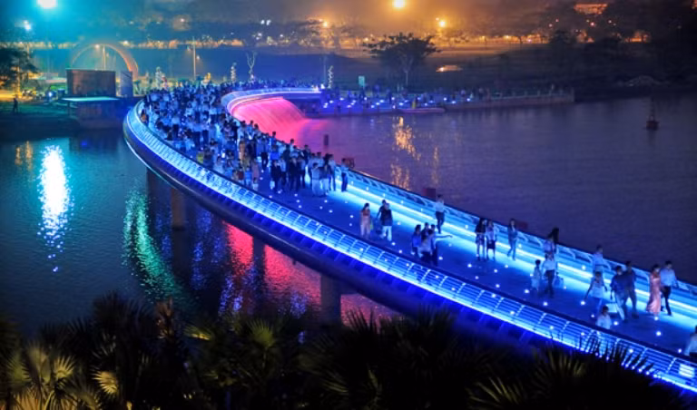 Cầu Ánh Sao nằm ở khu đô thị quận 7 - Phú Mỹ Hưng.