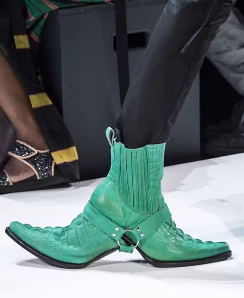 Thời trang đôi khi không đơn thuần là những thứ để mặc và để đẹp nữa...