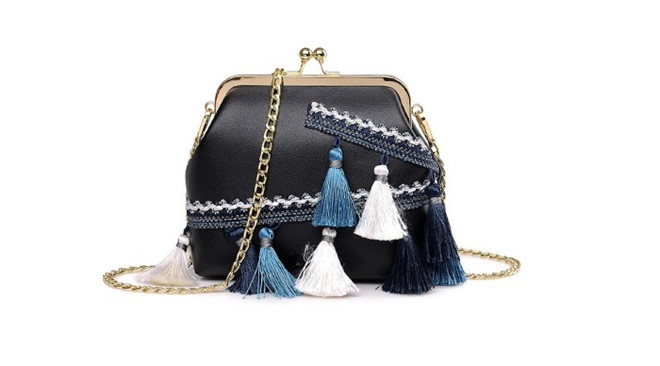 Chiếc túi có trang trí tua rua này rất hợp với không khí lễ hội.